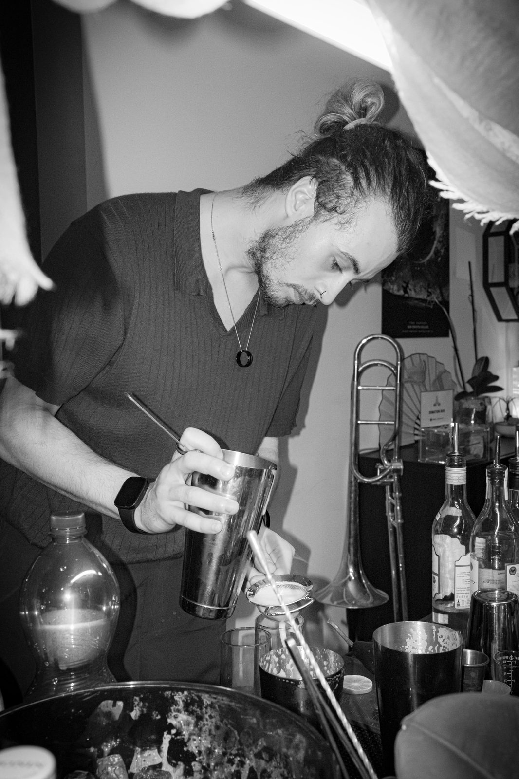 Cocktail Workshop mit Posaune im Hintergrund